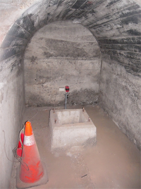 在舊草嶺隧道裡,這樣的設備是作什麼用的?---火車喝水的裝置,新奇罷!!!